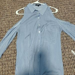 Cold shoulder button up
